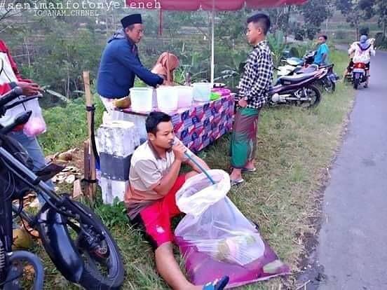 Cara menikmati minuman di plastic yang bikin ngakak
